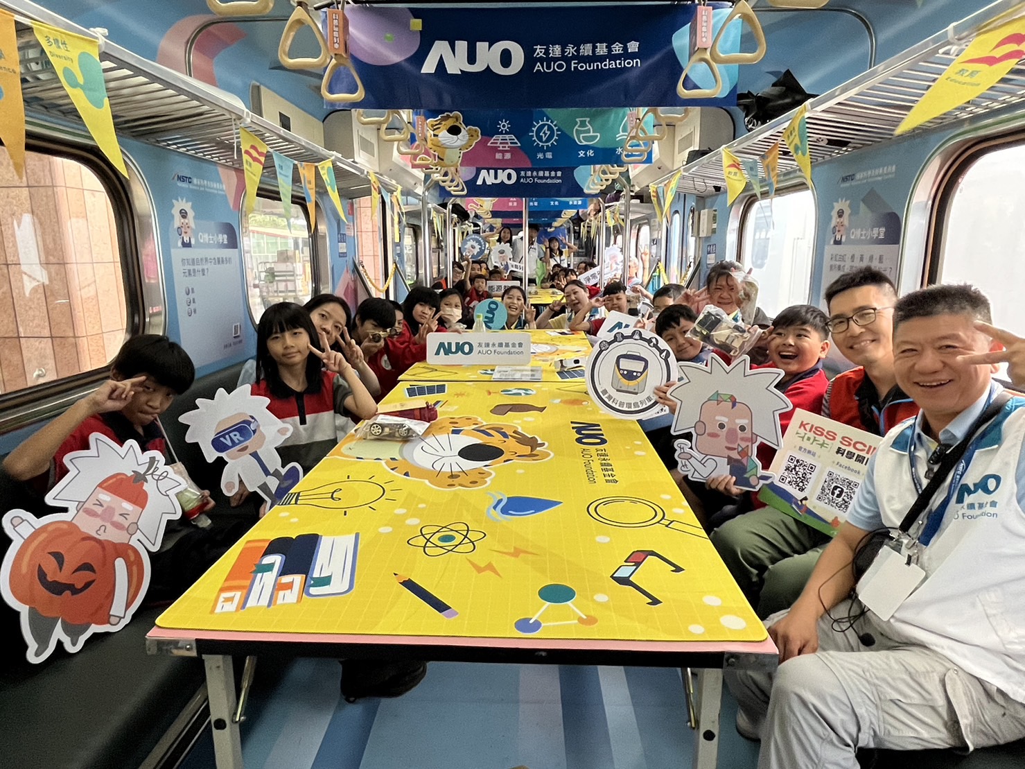 彩虹多多永續基金會參與「臺灣科普環島列車」，設計基礎科學車廂課程，以「淨零碳排和永續能源」為主題，讓學生透過創意實驗認識淨零知識，以及思考生活中的減碳行為