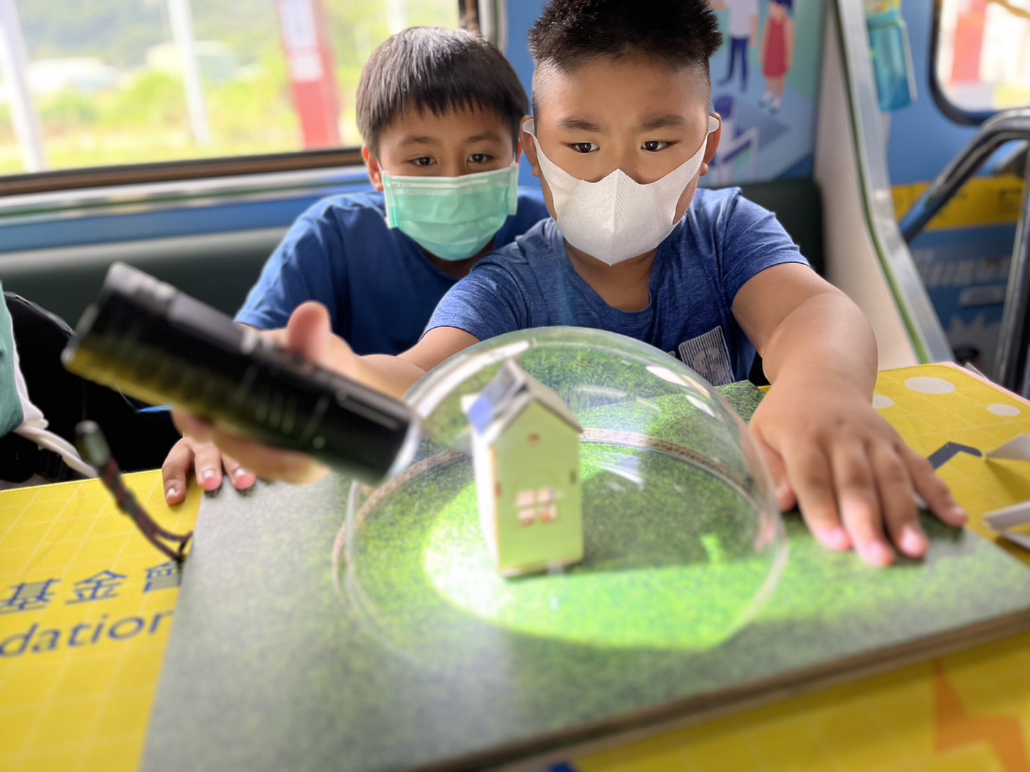 彩虹多多參與基礎科學主題車廂，以STEAM教學精神，設計「逐日科學家」、「太陽能工程師」以及「淨零建築師」三大能源科普課程和實驗