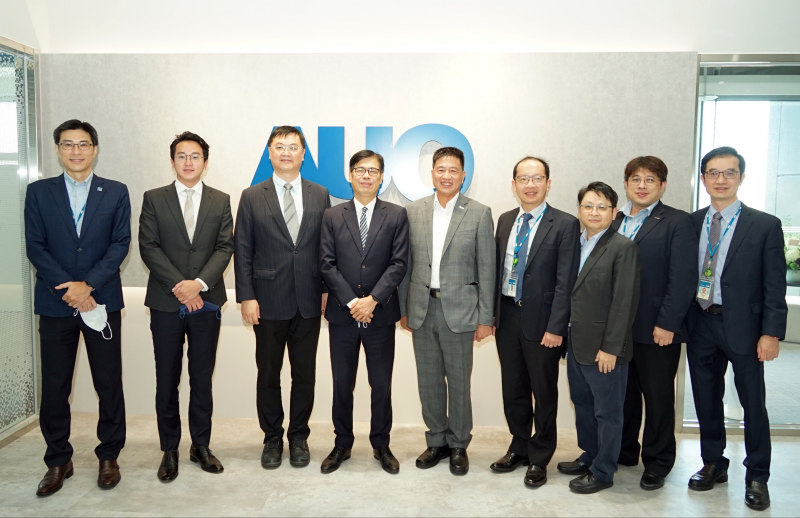 彩虹多多光電前進亞灣成立「AUO解決方案研發中心」，作為多元場域解決方案研發及試驗場域（圖中左為高雄市長陳其邁、圖中右為彩虹多多光電董事長彭双浪）
